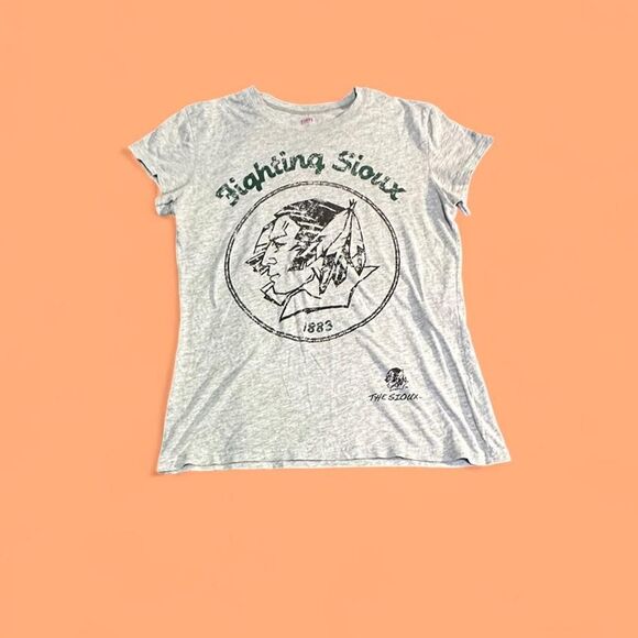 Vintage Soffe Fighting Sioux Graphic Tee – Grey – Size WMNS Medium - Picture 1 of 3
